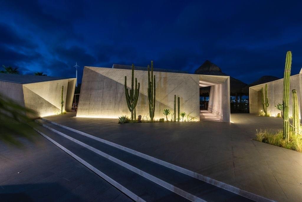 La Marina iluminada al anochecer