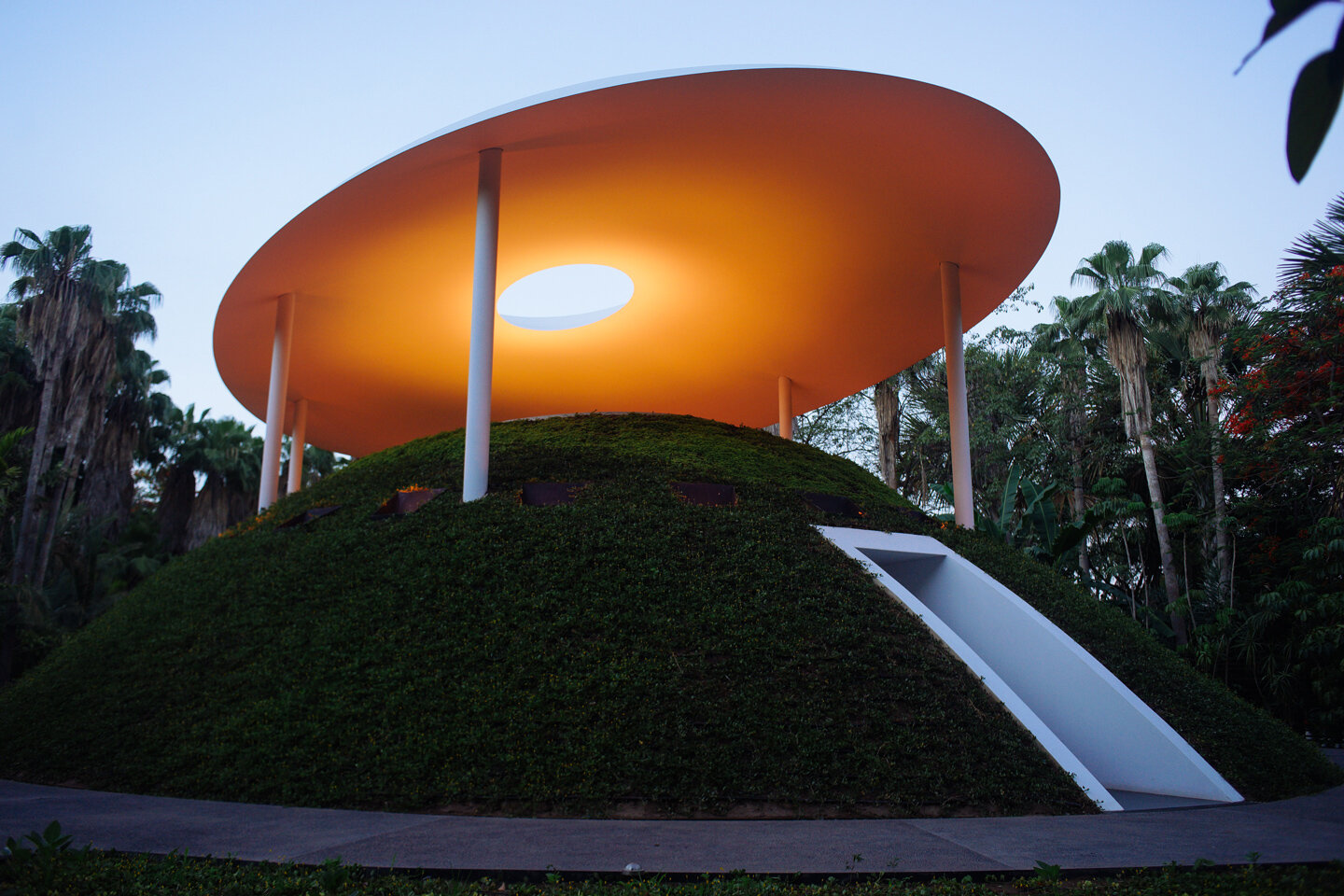 Pabellón circular de James Turrell en el paisaje