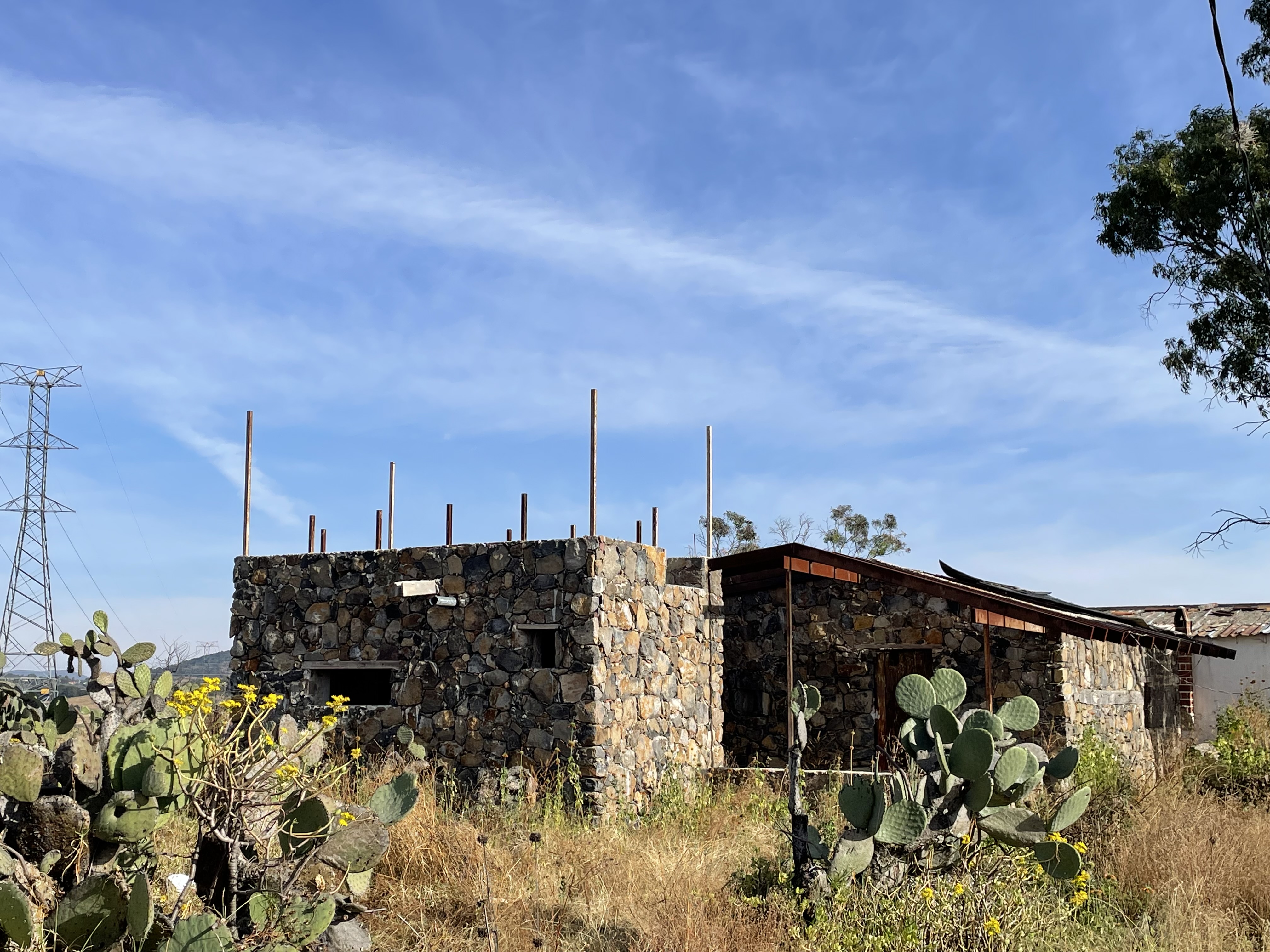 Volúmenes de piedra y concreto de Casa de Piedra