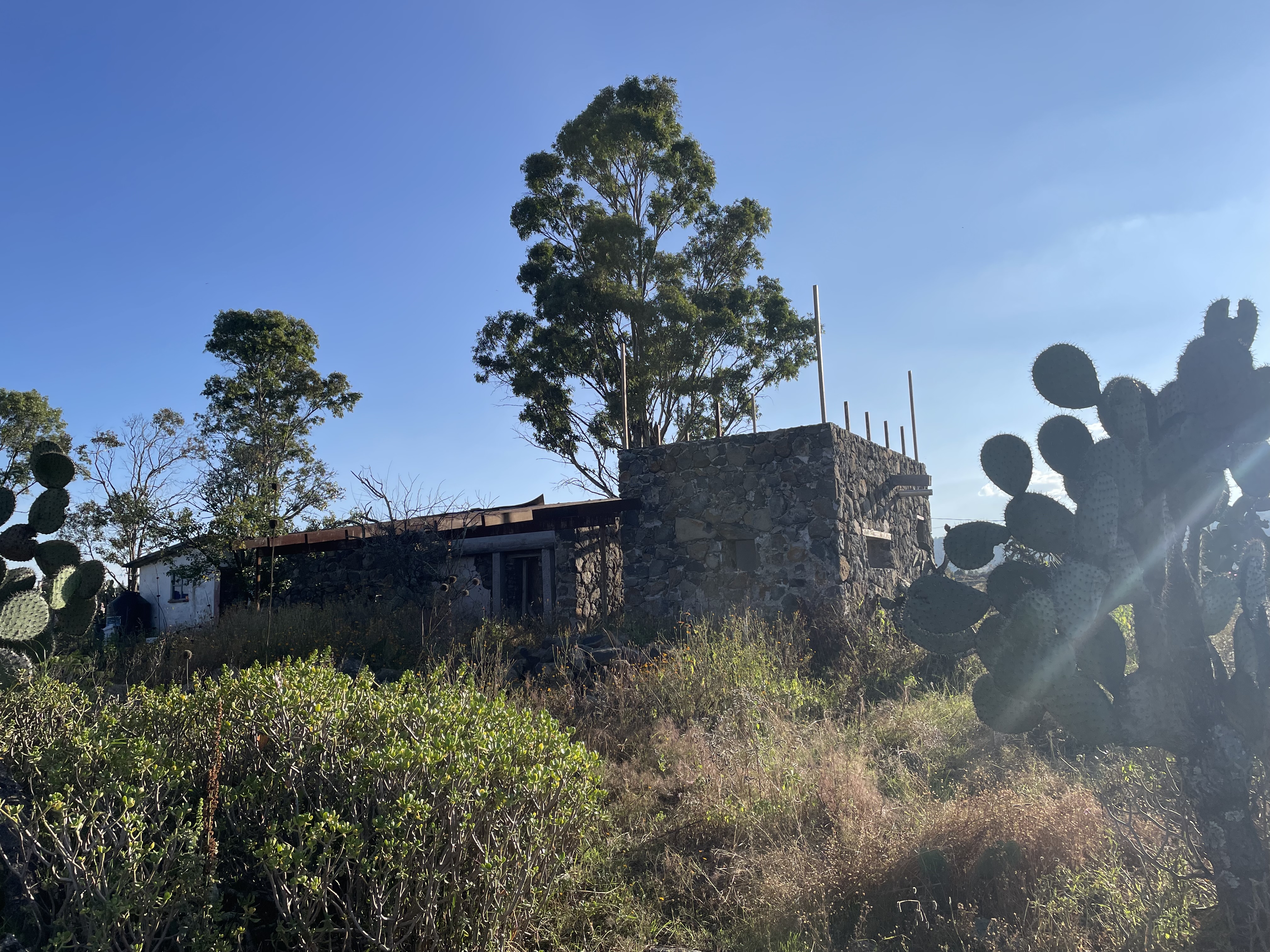 Muros de piedra recuperada en Casa de Piedra