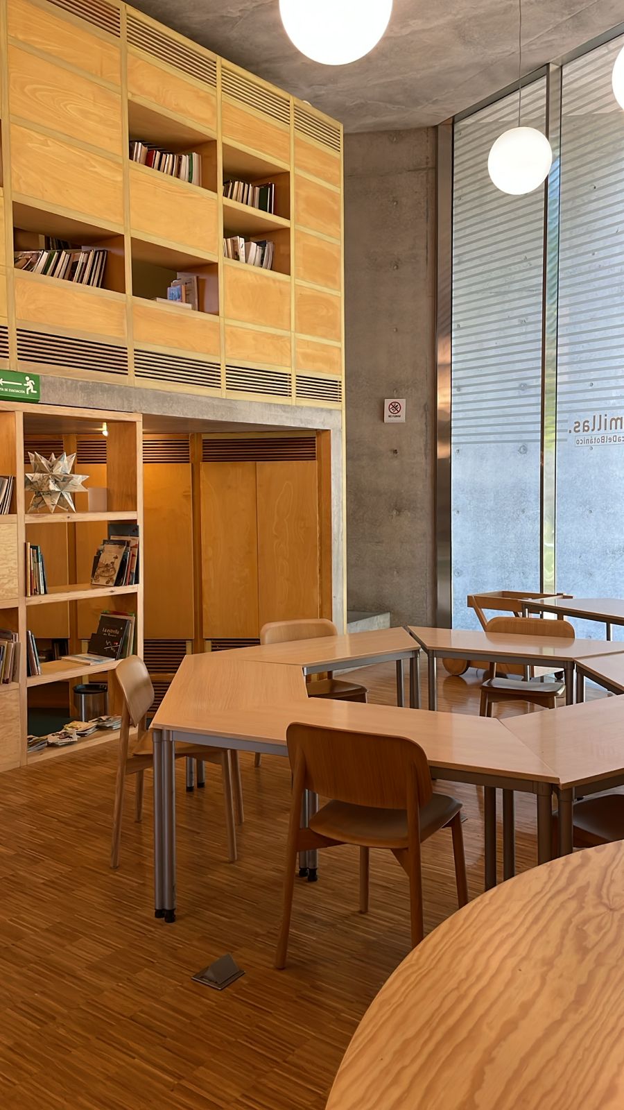 Interior de madera y concreto de Servicios Educativos