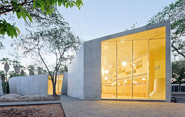 Edificio de Servicios Educativos JB entre árboles